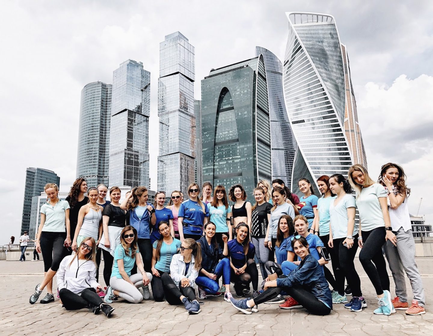 бегунья на улице Москвы во время тренировки