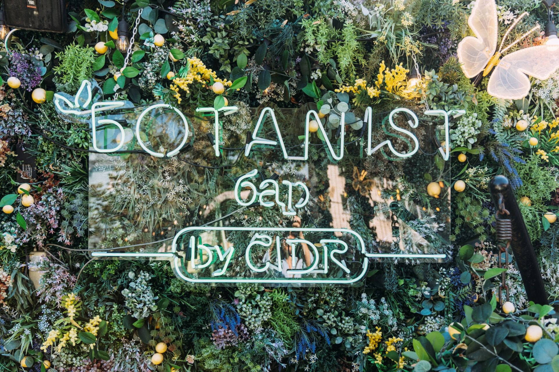 Неоновая вывеска Botanist Bar на крыше, место проведения воркшопа