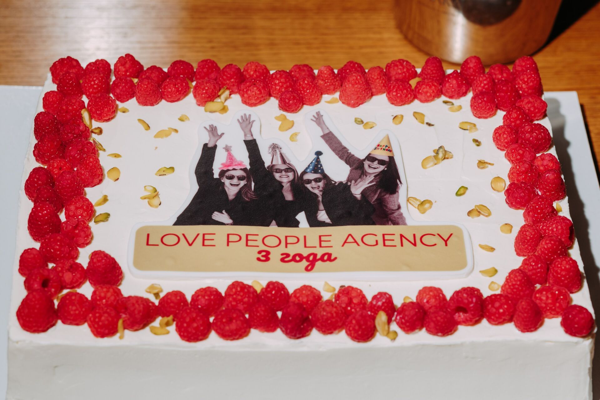 Торт на день рождения Love People Agency с фотографией команды