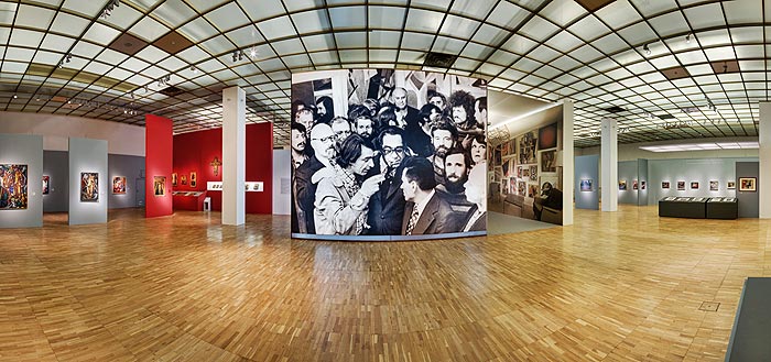 Зал Мультимедиа Арт Музея с фотовыставкой